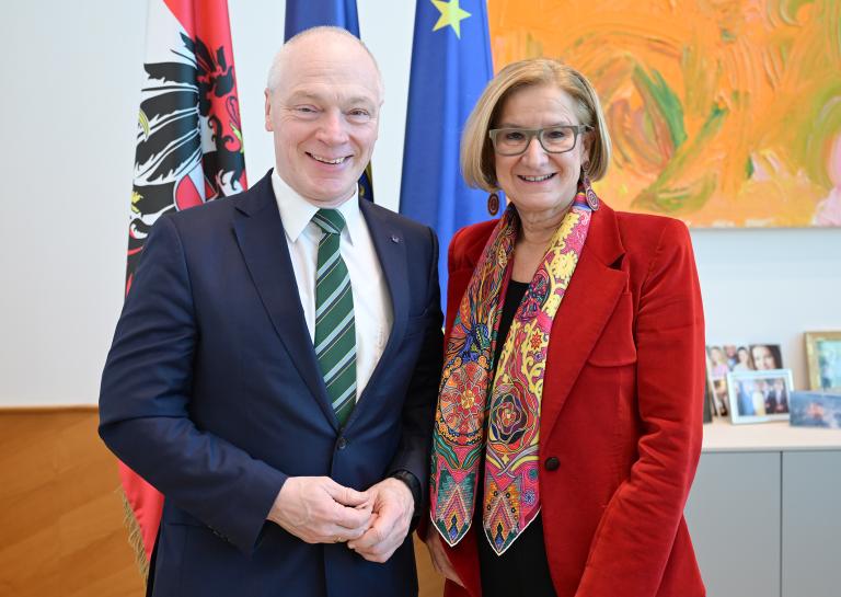 zwei Personen stehen nebeneinander