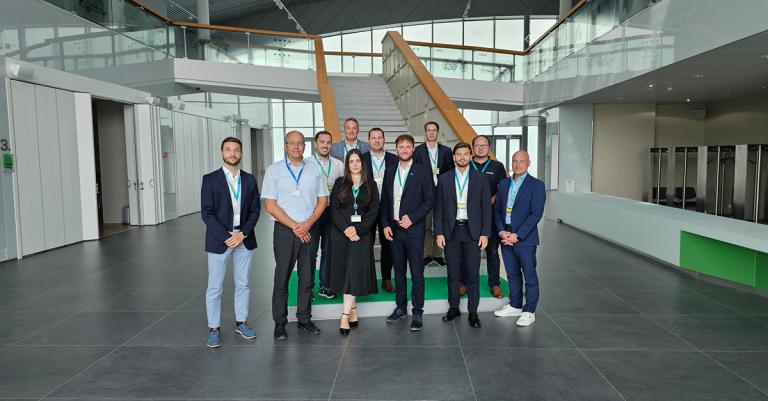 Gruppenfoto von Personen vor einem Stiegenaufgang