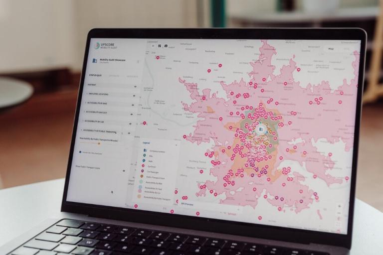 Laptop worauf eine Landkarte gezeigt wird