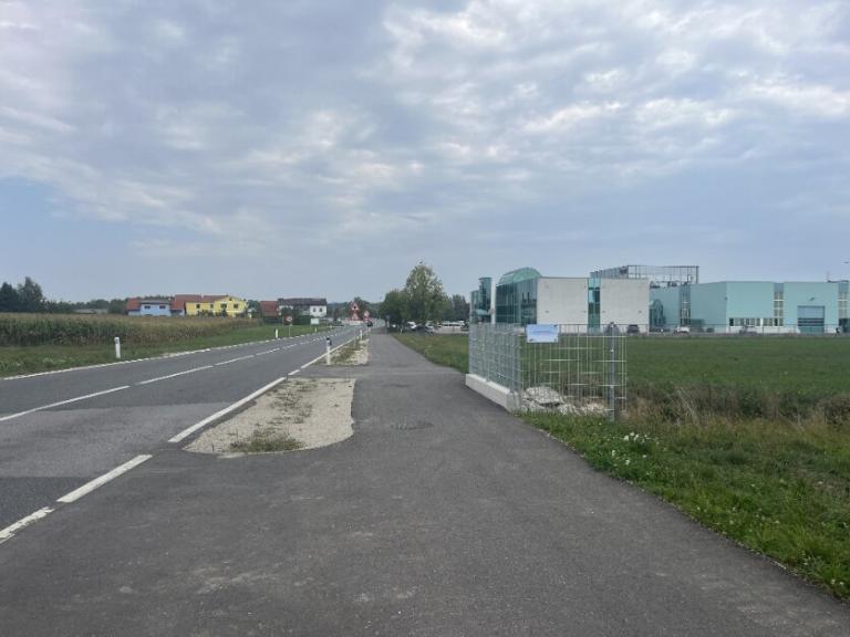 eine Straße mit Gebäuden im Hintergrund 