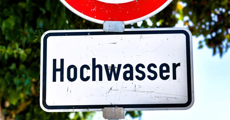 Ein Schild mit Hochwasser 