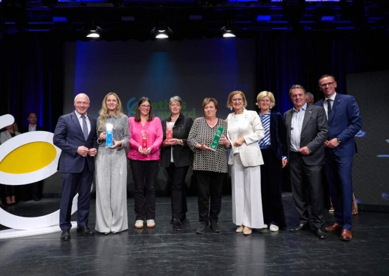 PreisträgerInnen bei einer Awardverleihung mit ihren Trophäen