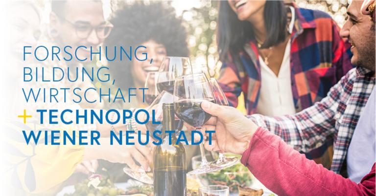 Junge Personen unterschiedlichster Nationalität prosten einander mit Weinglas zu