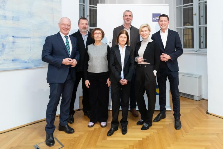 Gruppenfoto mit allen KünstlerInnen und Festrednern