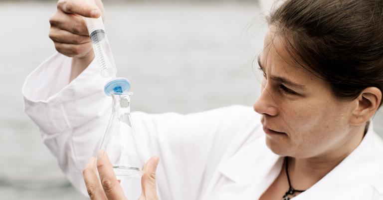 Dame mit Pipette in der Hand 