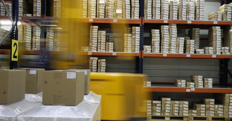 Logistikunternehmen mit Stapler und Hochregalen