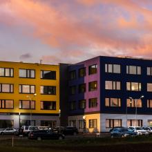 Außenansicht ecocenter Wolkersdorf mit rosa Wolken