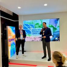 Bühne mit Screen, 2 Personen bei einer Präsentation auf einer kleinen Bühne