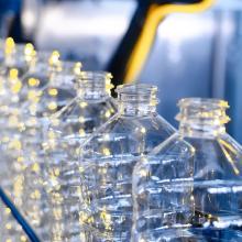 Plastikflaschen in Reihe