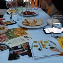 Verkostungstisch mit Folder und Speisen