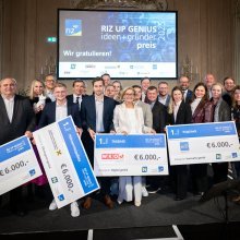 Großes Gruppenbild mit allen SiegerInnen und Sieger-Checks