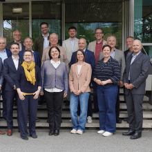Pressefoto mit 17 Personen