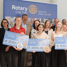 Gruppenfoto von 13 Personen und Auszeichnungen 