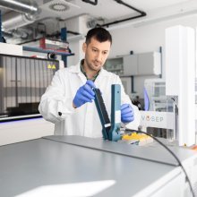 Mann arbeitet an einem modernen Laborgerät in einem Forschungs- und Analyselabor