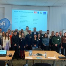 Gruppenfoto der Teilnehmerinnen und Teilnehmer im Meetingraum