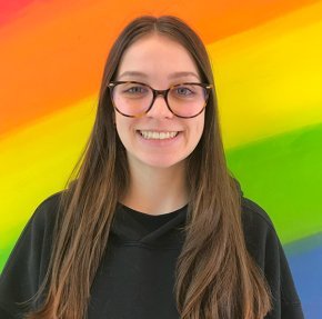 Portraitfoto Lara Schattauer vor Regenbogenwand - Izibizi kids corner