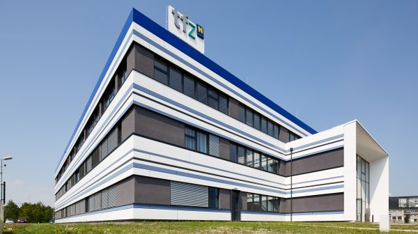 TFZ Seibersdorf Außenansicht aus der Froschperspektive mit Wiese im Vordergrund