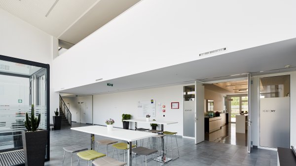 Heller Foyerbereich im Technologie- und Forschungszentrum Seibersdorf
