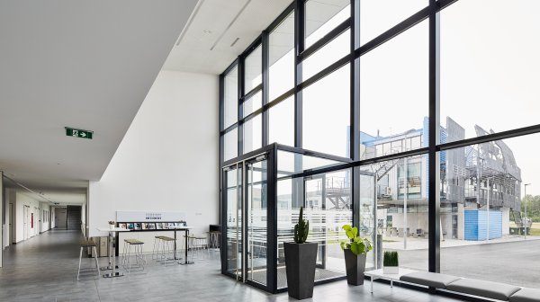 Glasfront Eingangsbereich Technologie- und Forschungszentrum Seibersdorf
