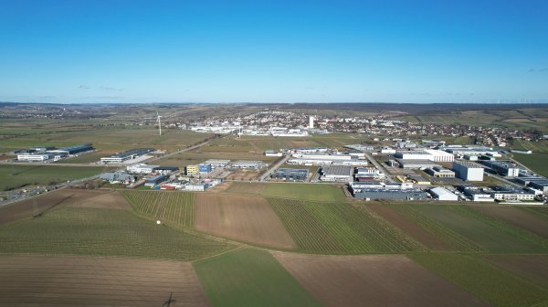 Drohnenfoto Wirtschaftspark Wolkersdorf mit Stadt Wolkersdorf im HIntergrund