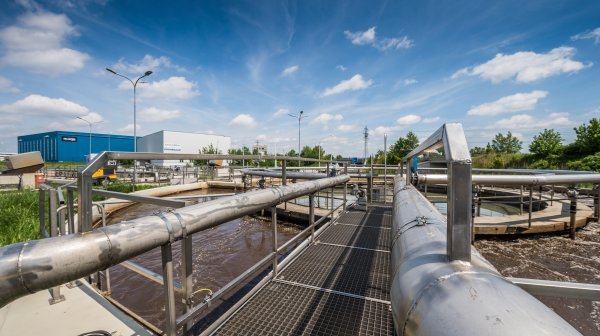 Rohre und Klärbecken der Kläranlage im IZ NÖ-Süd