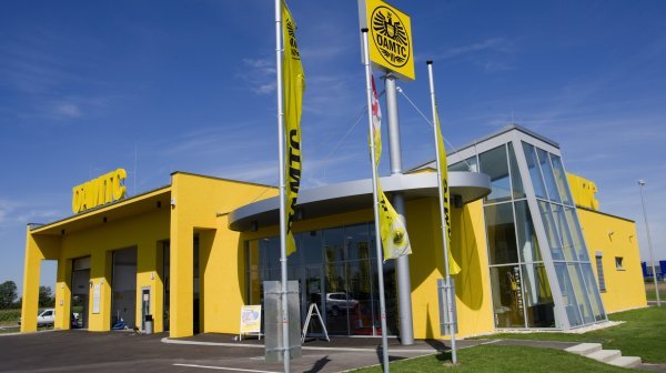 Gelbes Firmengebäude ÖAMTC im Wirtschaftspark Bruck an der Leitha
