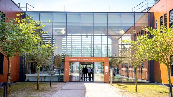 Eingangsbereich mit Personen im Technologie- und Forschungszentrum