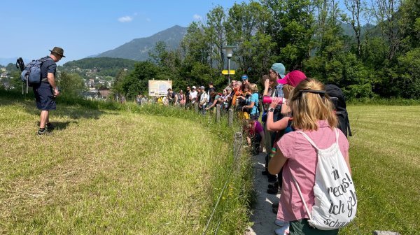 Gruppe an Wanderern lauscht ihrem Guide