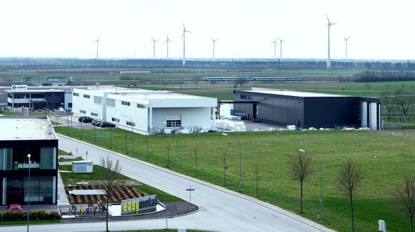 Unternehmen in Wolkersdorf mit Windrädern auf Feldern im Hintergrund