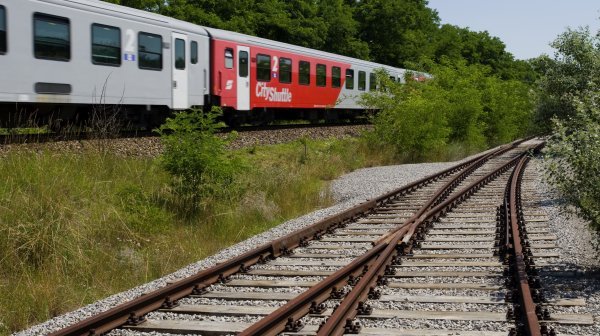 Wirtschaftspark Marchegg Bahngleise mit ÖBB-Zug