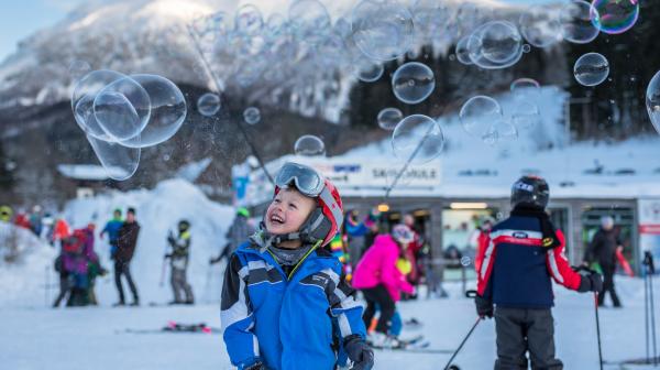 Ötscherskigebiet bei Event mit Riesenseifenblasen und begeisterten Kind