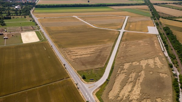 Luftbild Wirtschaftspark Marchegg mit Straßenzügen und Feldern