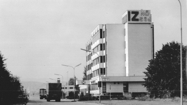 Alte schwarz-weiß Ansicht Bürogebäude mit LKWs im IZ NÖ-Süd 1962
