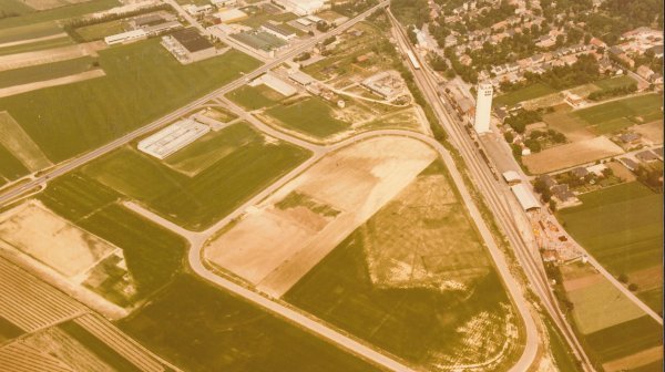 Luftbild Stadtgemeinde Wolkersdorf mit Bahnhof und leerem Wirtschaftspark-Areal