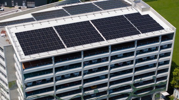 Parkhaus IZ NÖ-Süd Drohnenansicht mit Photovoltaik-Dach