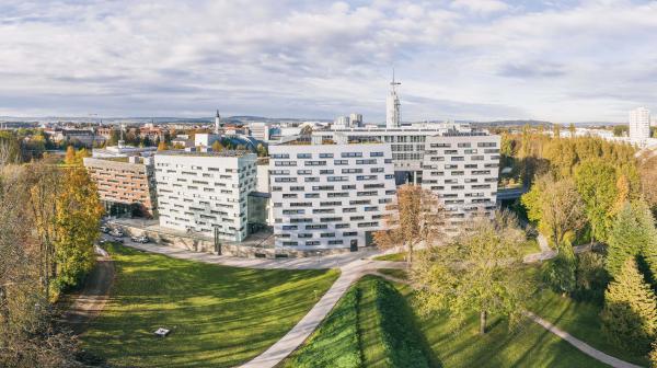 Gebäudekomplex Wirtschaftszentrum Niederösterreich mit Drohne von Süden aufgenommen