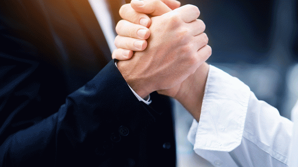 Zwei Männer reichen sich die Hand