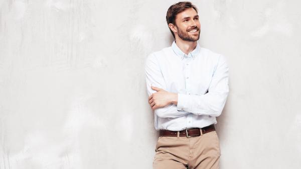 Business Mann beige Hose und Arme verschränkt