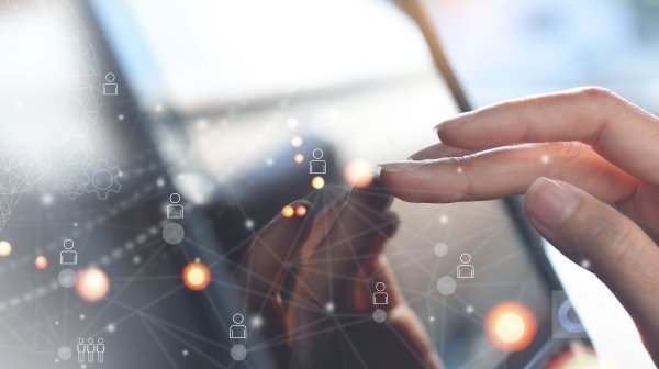 Digitalisierung - Hand auf Touchpannes