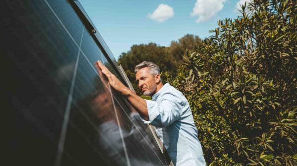 Mann überprüft Photovoltaikpanele 