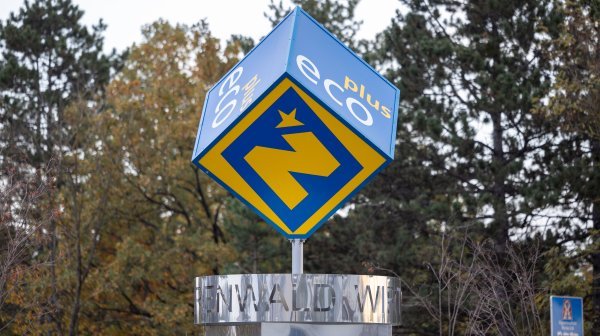 ecoplus Würfel im Kreisverkehr des Wirtschaftspark Föhrenwald