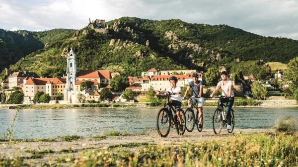 zwei Personen fahren mit einem Rad