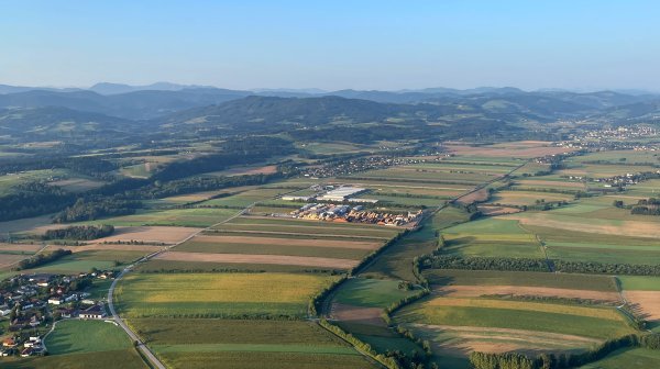 Luftbild Wirtschaftspark Wolfpassing mit vielen umgebenden Feldern