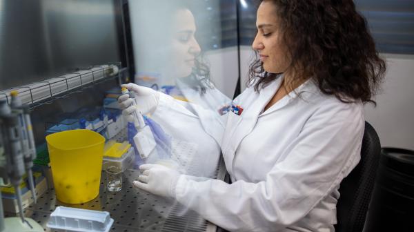 Forschung in den TFZ - Forscherin beim Pipettieren