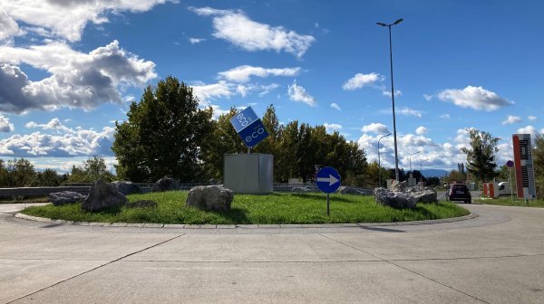 ecoplus Logowürfel im IZ NÖ-Süd Kreisverkehr