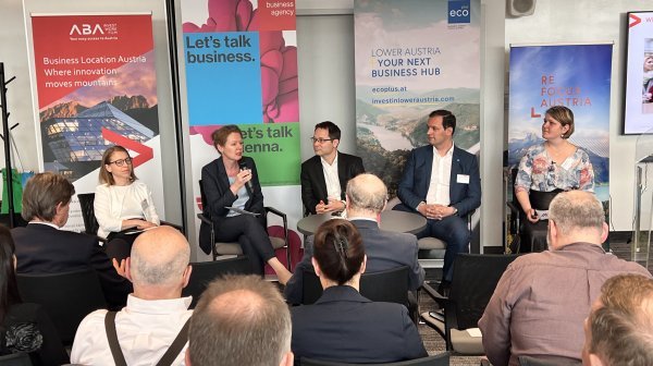 Bühne mit Rollup, bei einer Diskussion auf einer Bühne mit 5 Personen