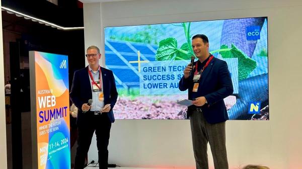 Bühne mit Screen, 2 Personen bei einer Präsentation auf einer kleinen Bühne