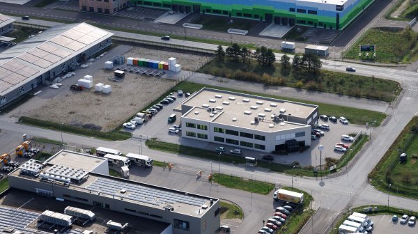 Luftbild der Firma Spörk im Wirtschaftspark Kottingbrunn mit umgebenden Straßen und Parkplätzen
