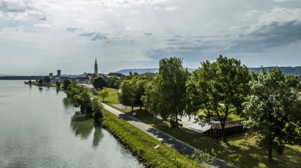 Donau mit Radweg und Schiffsanlegestelle bei Pöchlarn