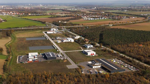 seitliche Luft-Aufnahme des Wirtschaftspark Föhrenwald